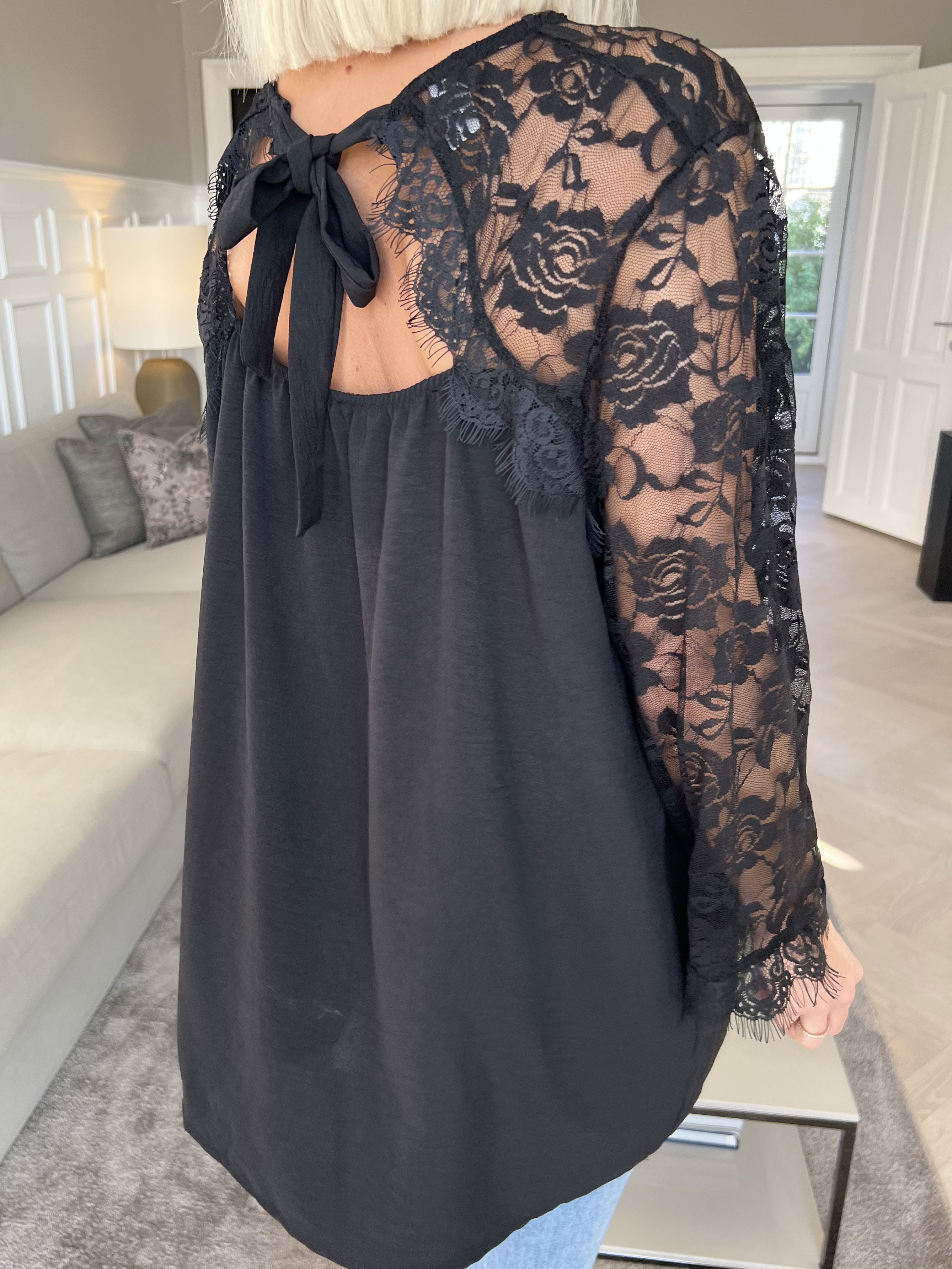 Nadine - Söt plus size spetstunika med rosett i ryggen